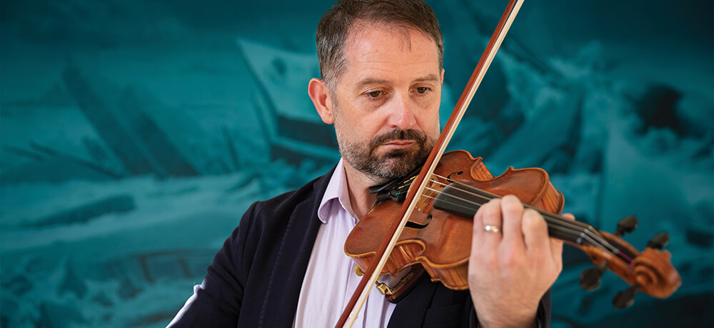 Oisín McAuley, professional acoustic guitarist