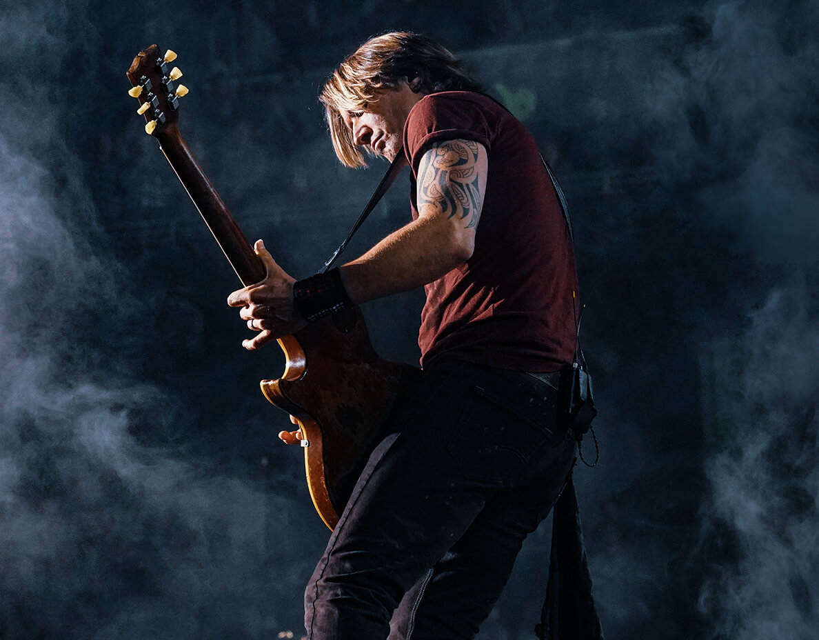 Keith Urban playing guitar