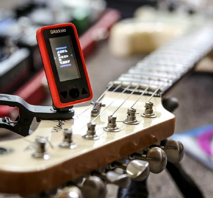 clip-on electronic guitar tuner